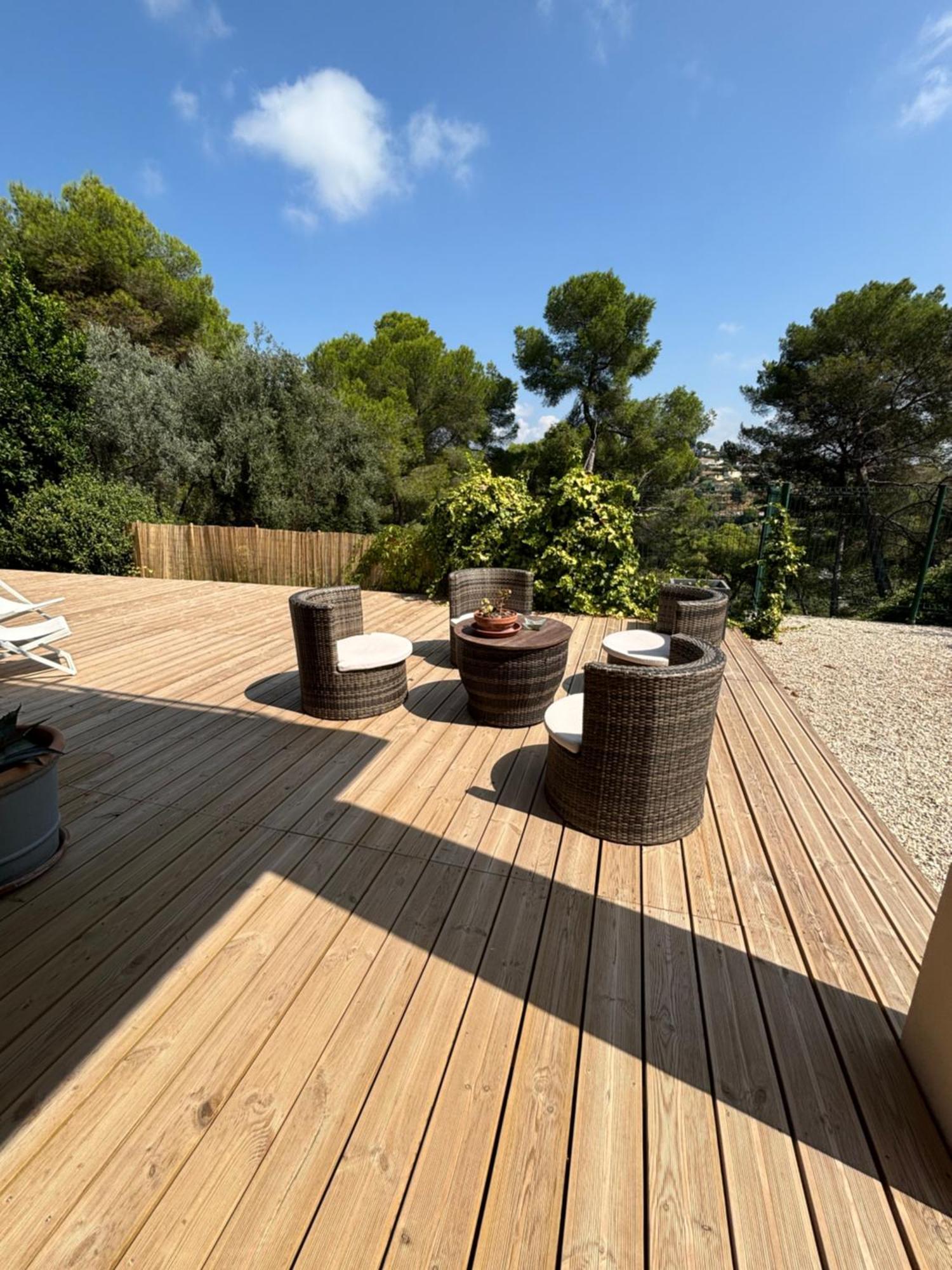 Appartement Adorable De 60 M2 Avec Terrasse Privee De 100m2 -lumineux - Calme Et Verdure A 10 Min De La *